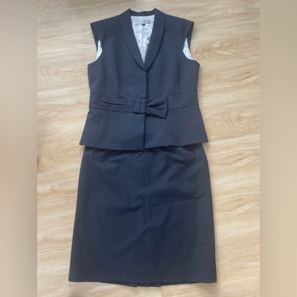 Tahari Dresses & Skirts - Tahari suit